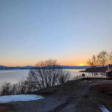 Senja - Charming By The Sea With Terrace And Fantastic View Финнснес