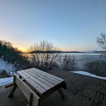 Дом отдыха Senja - Charming By The Sea With Terrace And Fantastic View Финнснес