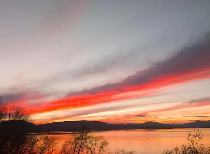 Senja - Charming By The Sea With Terrace And Fantastic View Finnsnes