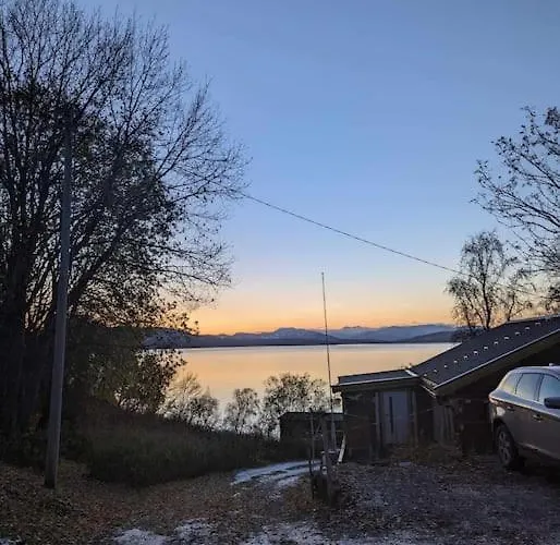 Vakantiehuis Senja - Charming By The Sea With Terrace And Fantastic View Finnsnes